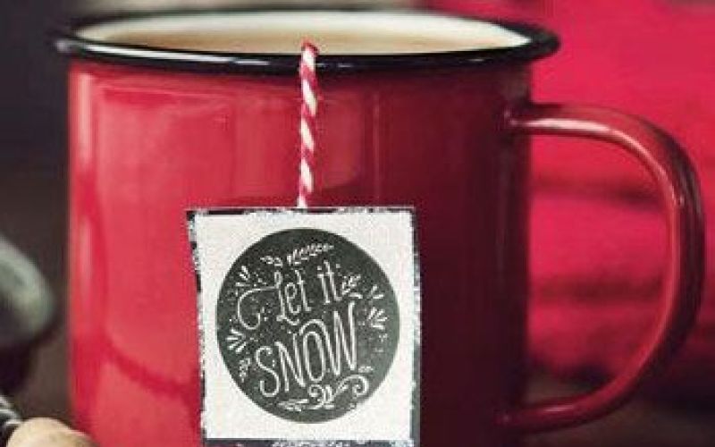 Taza roja con bolsa de té