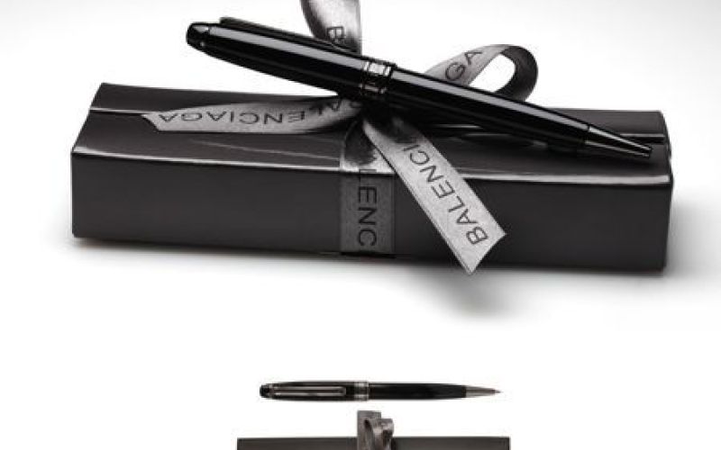 Bolígrafo negro con estuche a juego